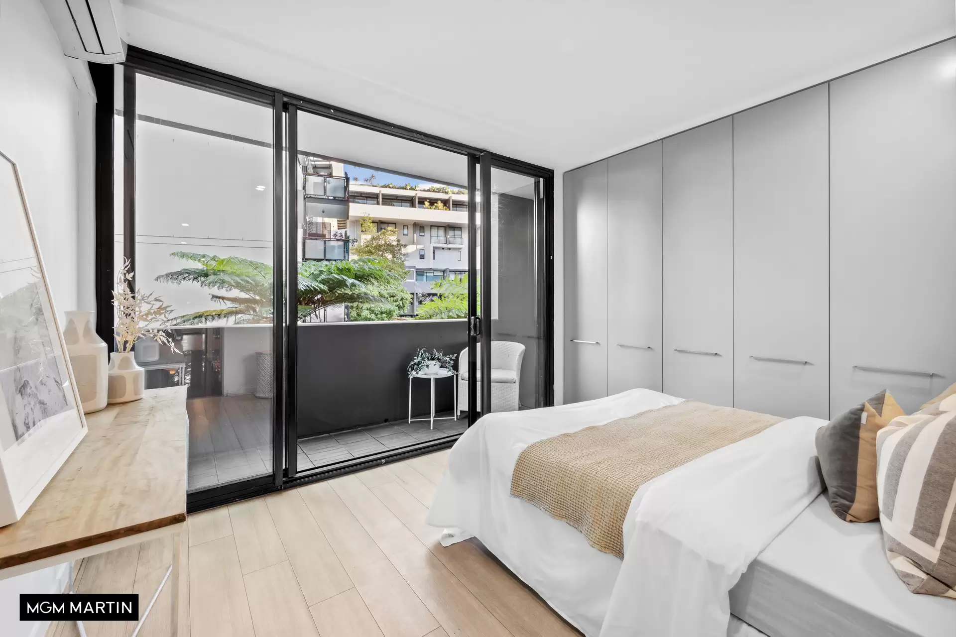 1101/1 Grandstand Parade, Zetland Sold by MGM Martin - image 1