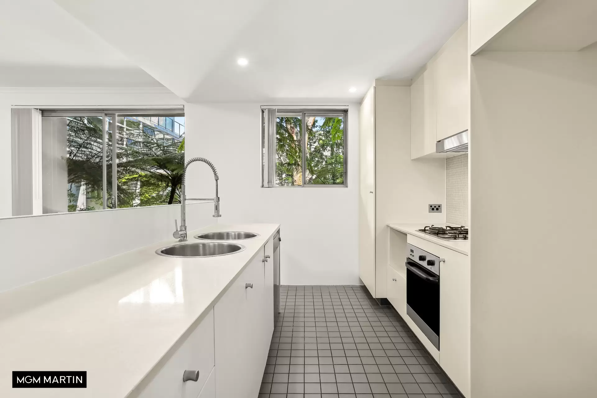 22/4 Grandstand Parade, Zetland Leased by MGM Martin - image 1