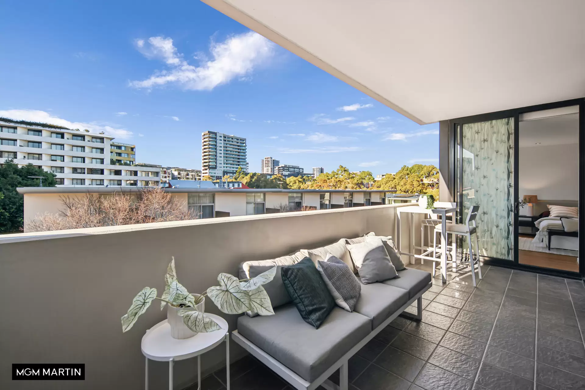 1420/1 Grandstand Parade, Zetland Sold by MGM Martin - image 1