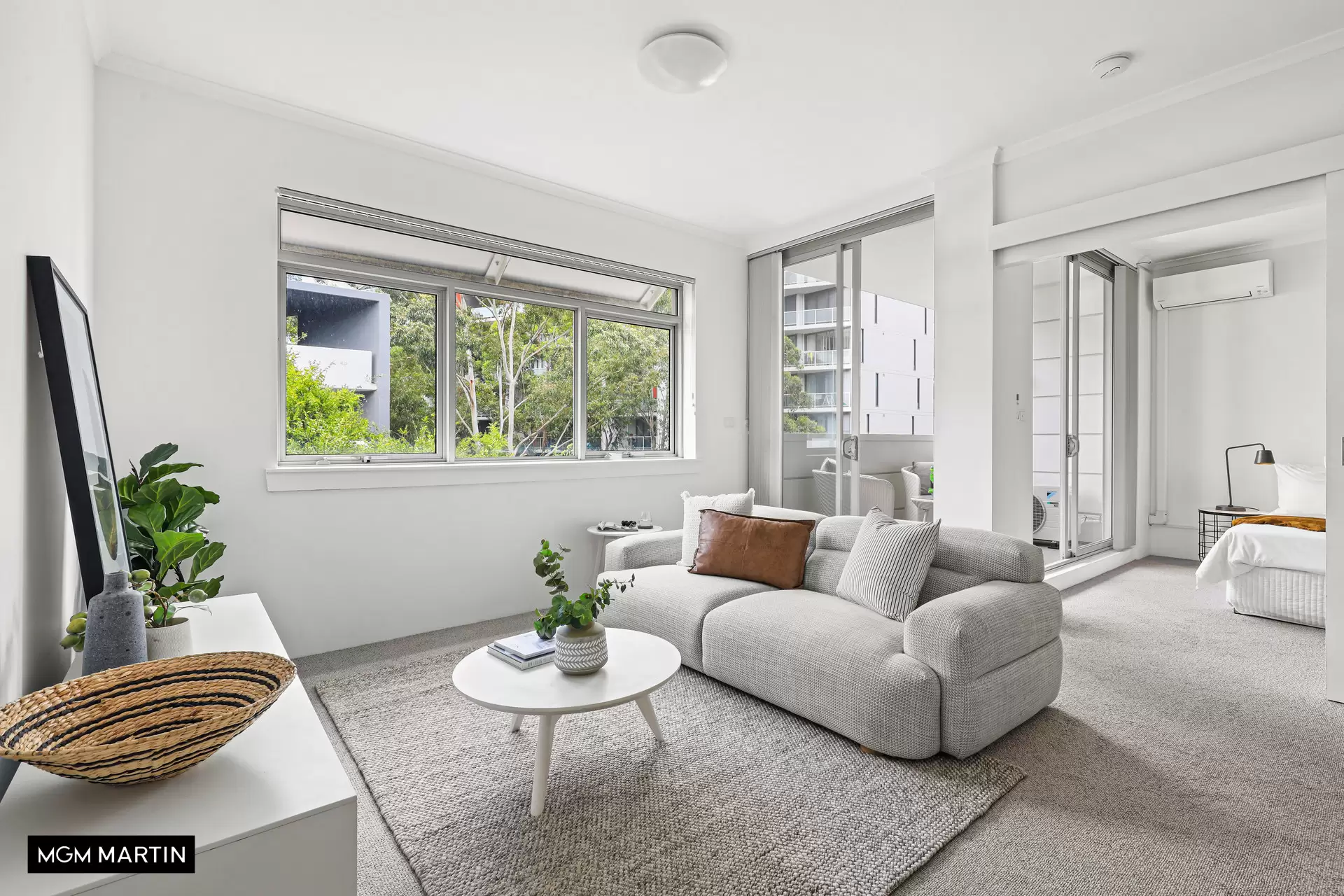 10/13 Grandstand Parade, Zetland Sold by MGM Martin - image 1