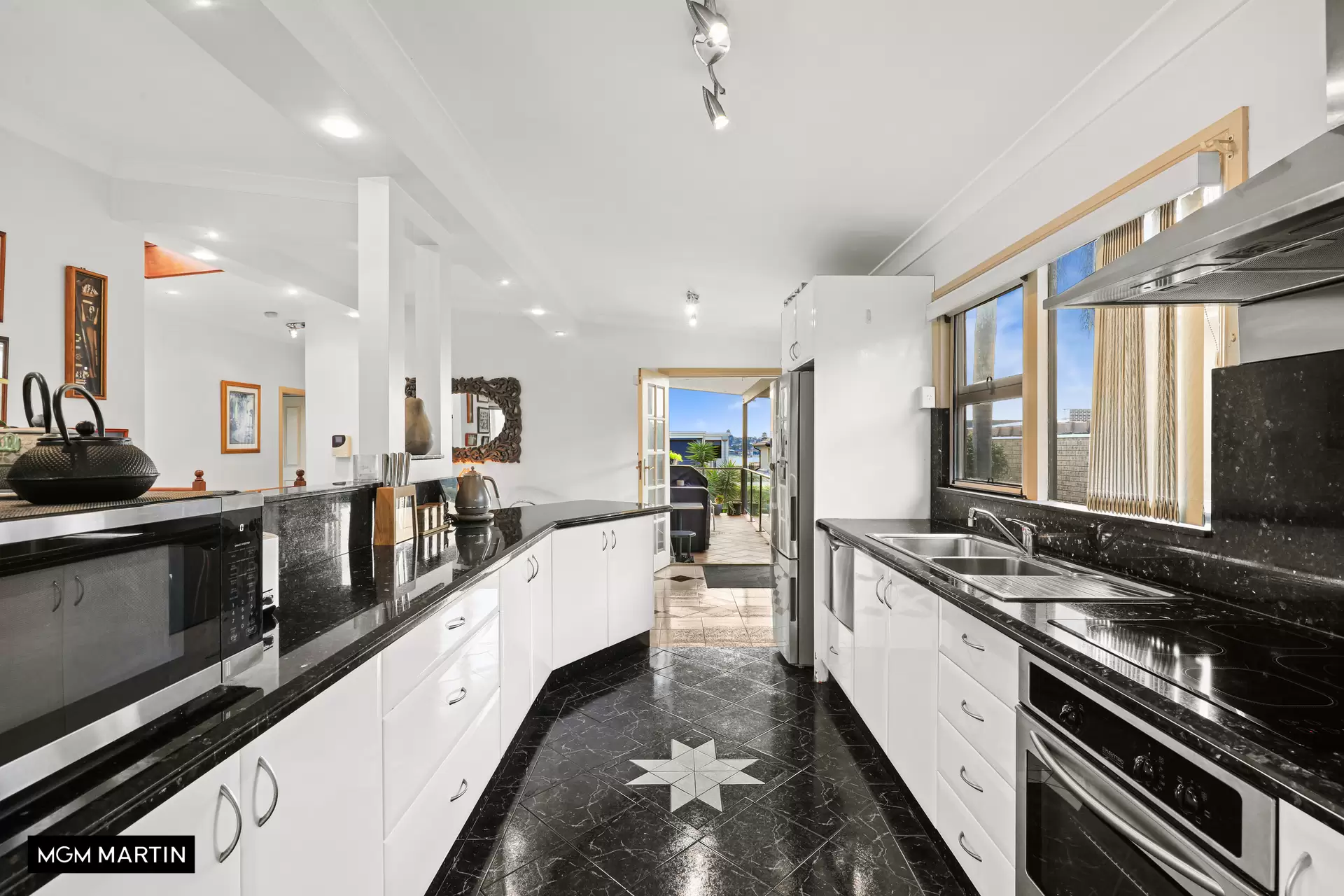 59 Old Taren Point Road, Taren Point Sold by MGM Martin - image 1