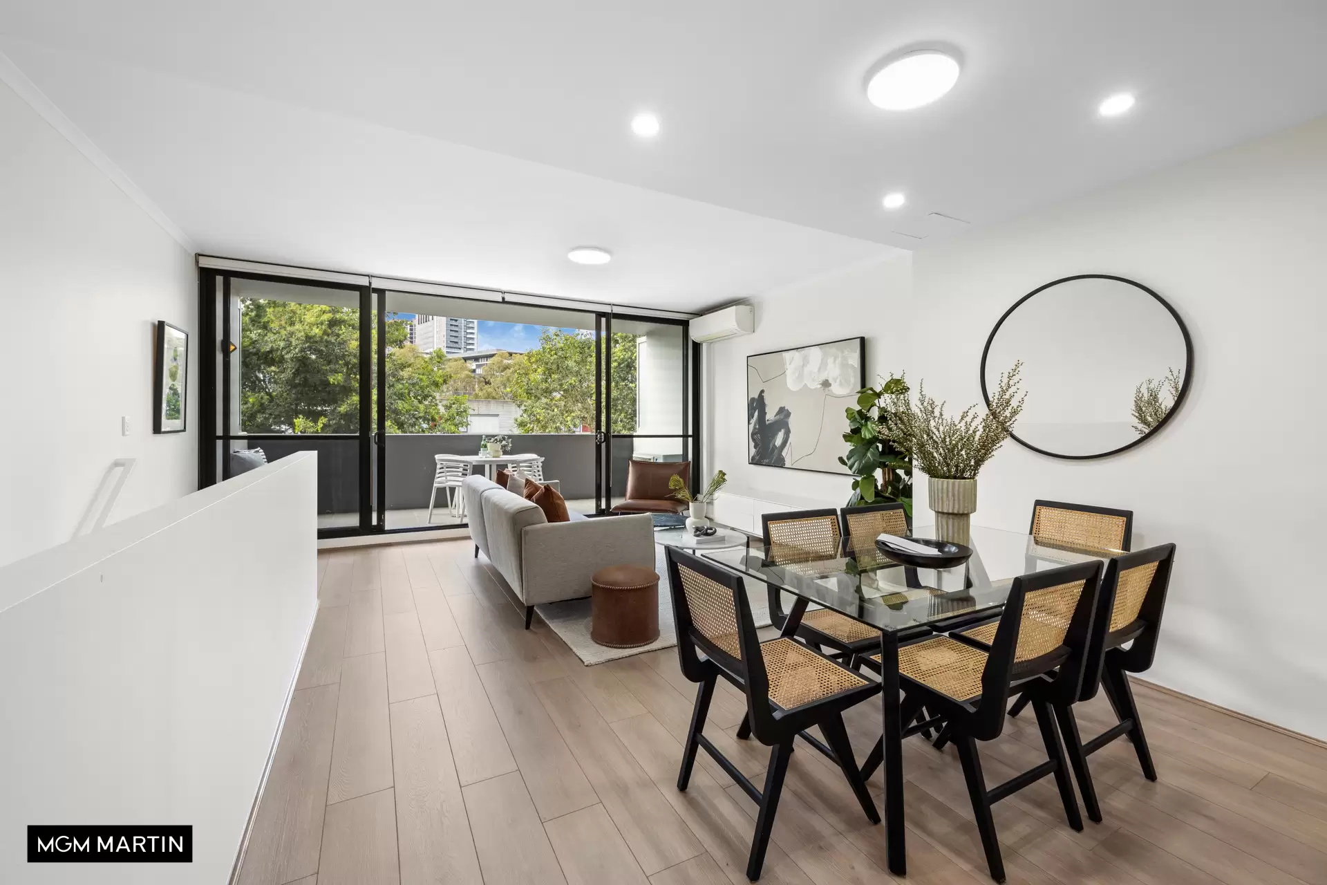 8/4 Hutchinson Walk, Zetland Sold by MGM Martin - image 1