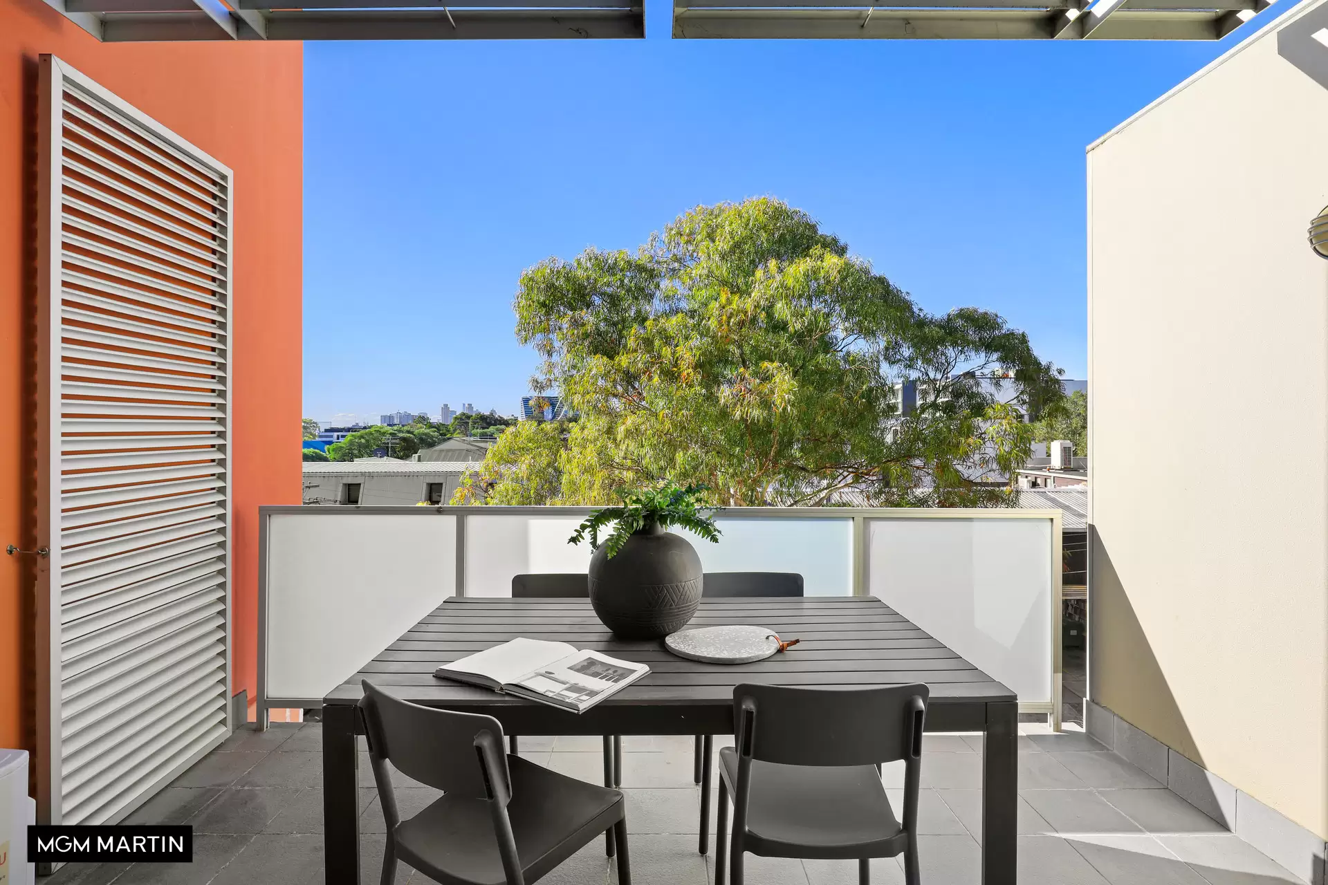 323/5 Queen Street, Rosebery Sold by MGM Martin - image 1